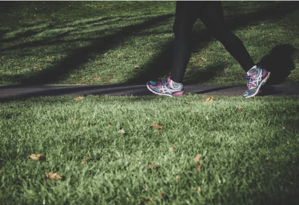 걷기 운동의 재발견: 올바른 자세 &amp;발 관리 꿀팁