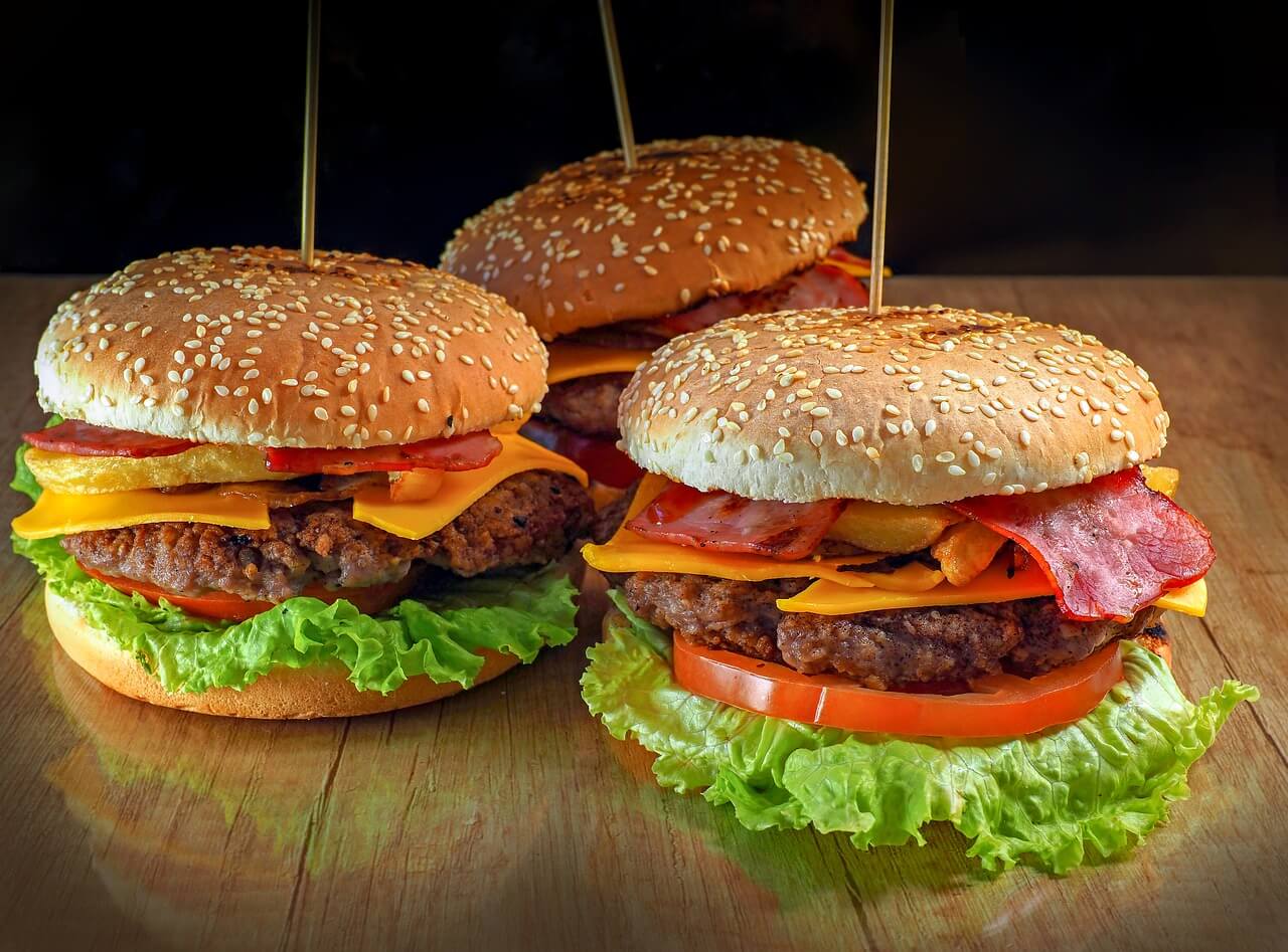테이블에-놓인-맛있어-보이는-세-개의-버거