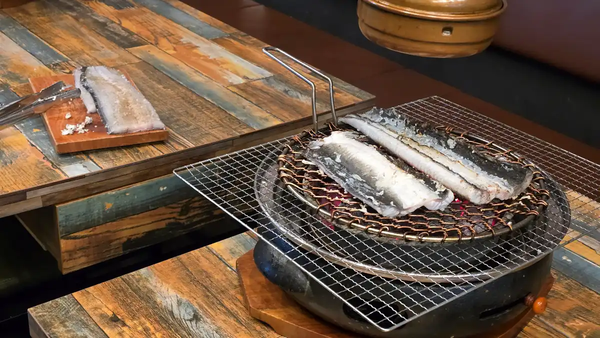 장어 2인분을 굽는 모습