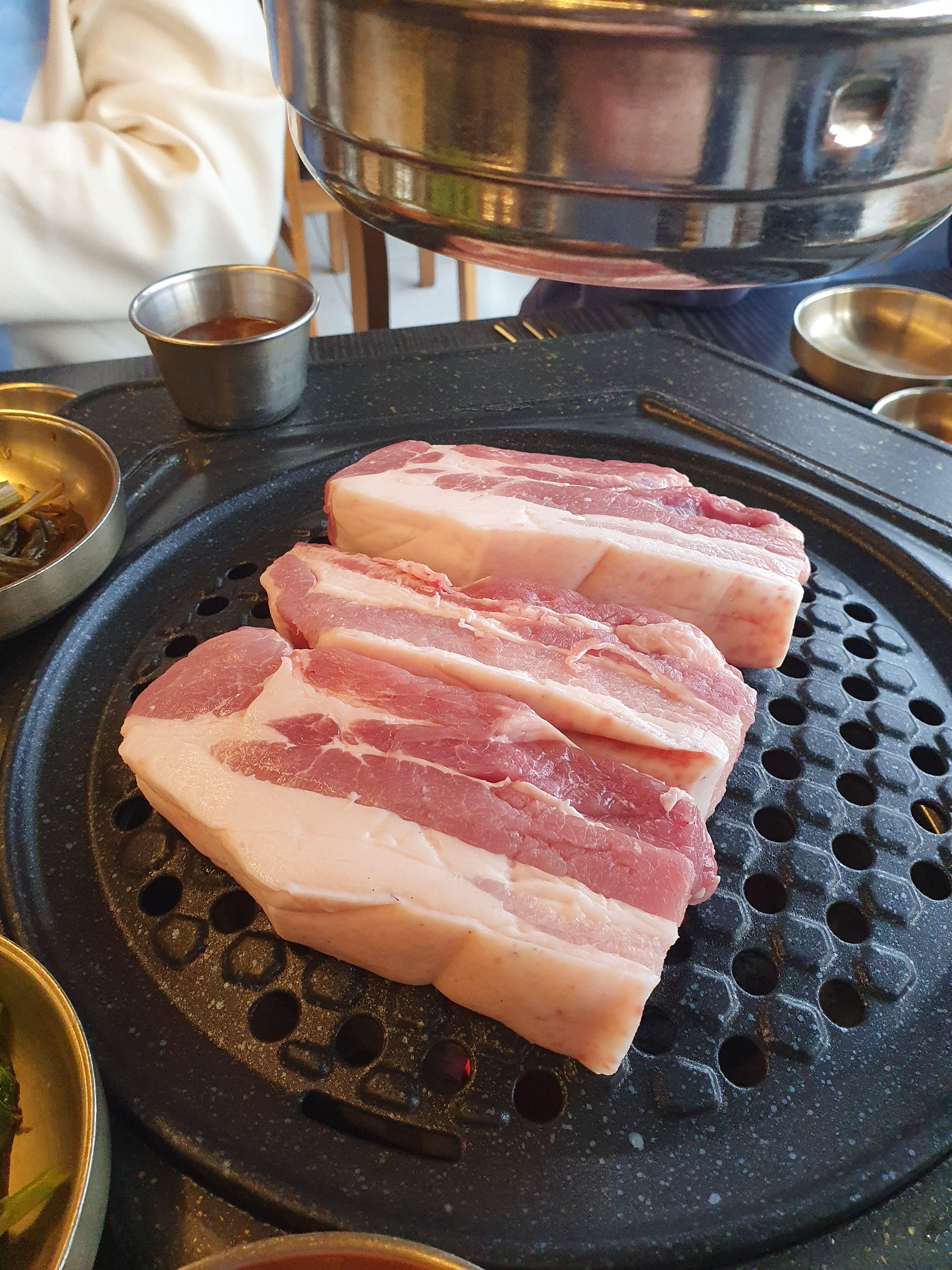 제주푸줏간 제가 구매한 흑돼지 오겹살 굽기 시작