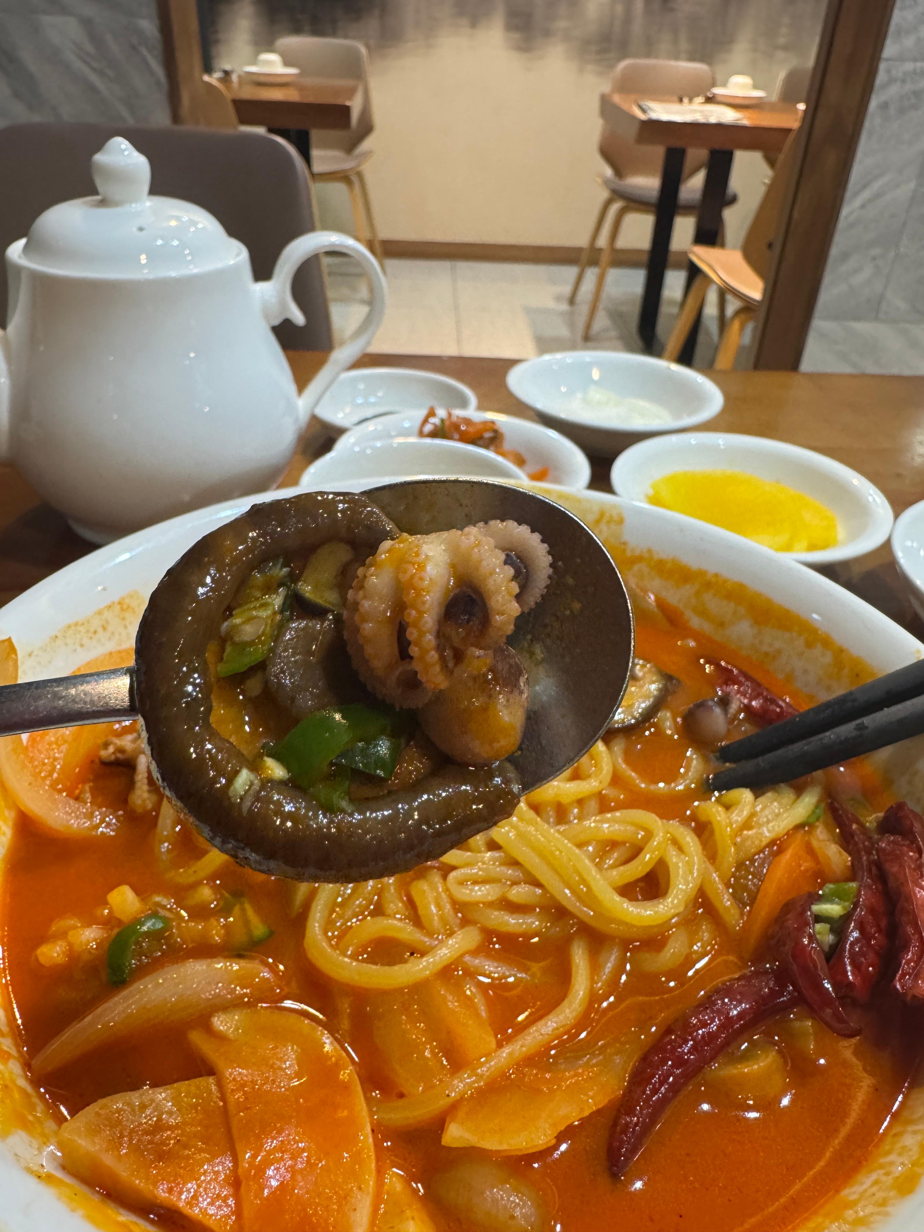 신봉동 가잔니 고추짬뽕 &ndash; 숟가락에 담긴 버섯과 쭈꾸미 클로즈업