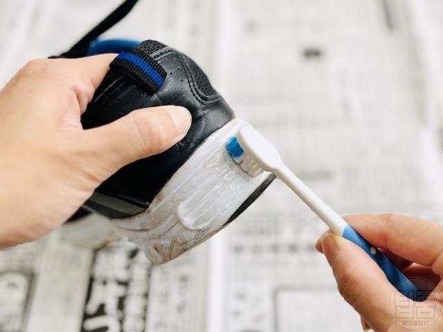 운동화 밑창 얼룩 제거 세탁 하얗게 만드는법