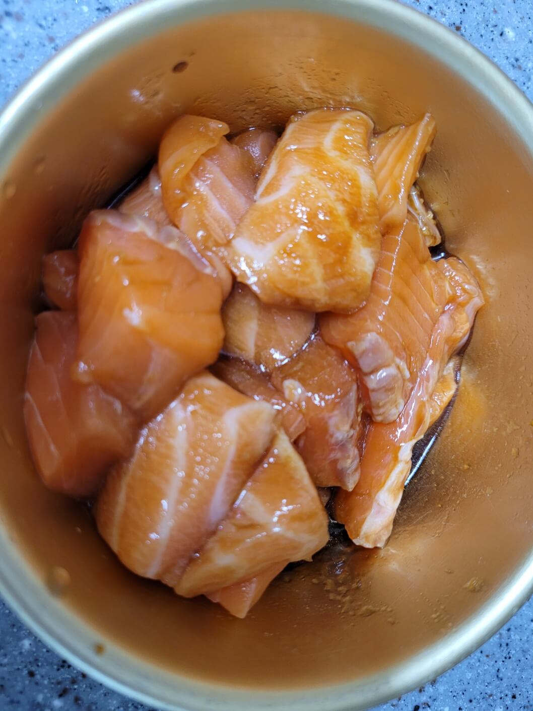 간장소스에 연어재우기