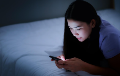 스마트폰을-하는-여성