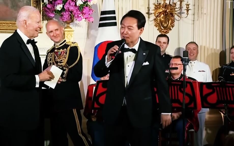 윤대통령이 가사가 잘 기억날지 모르겠다고 말하는 장면