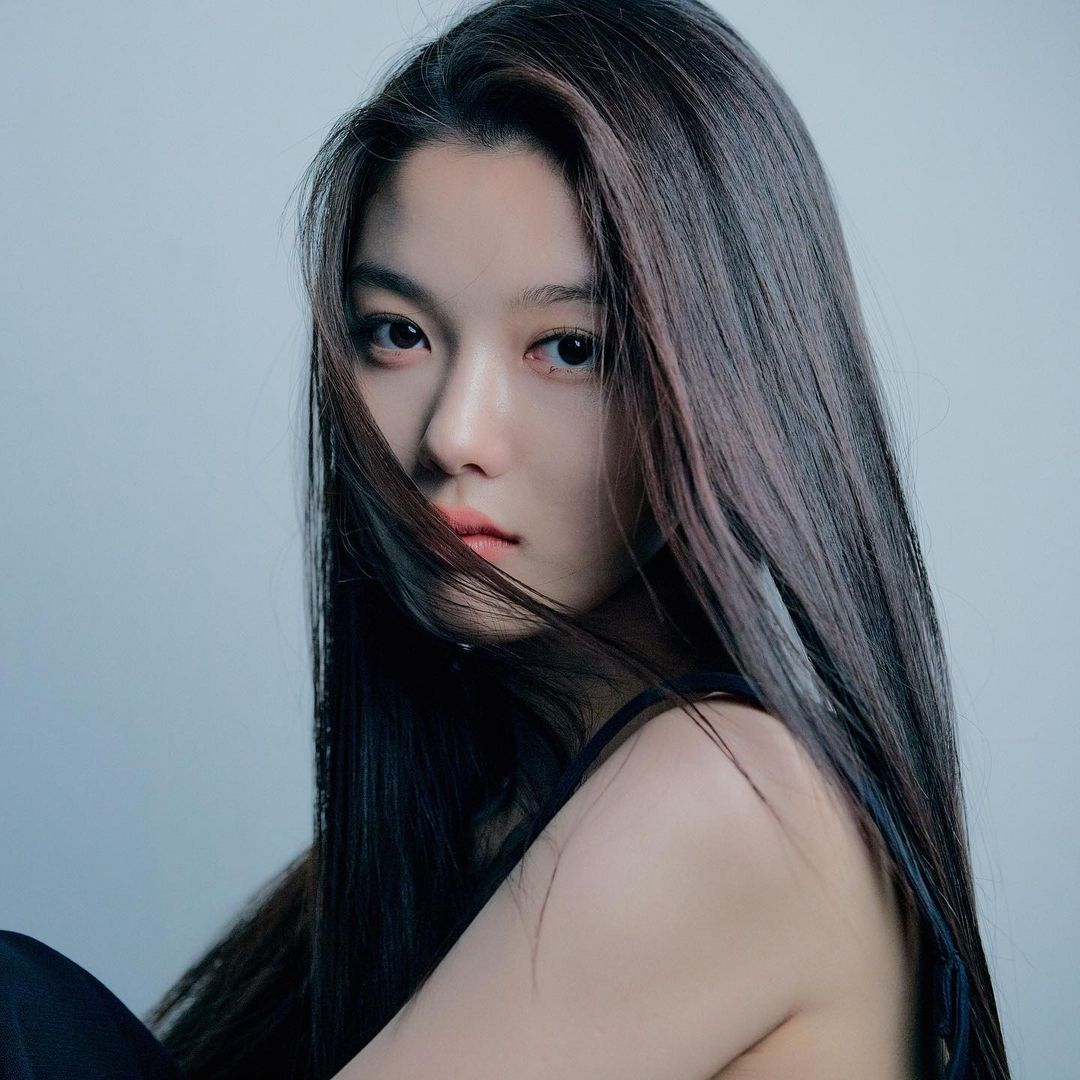 등 파인 원피스 입은 김유정, 성숙미가 보인다