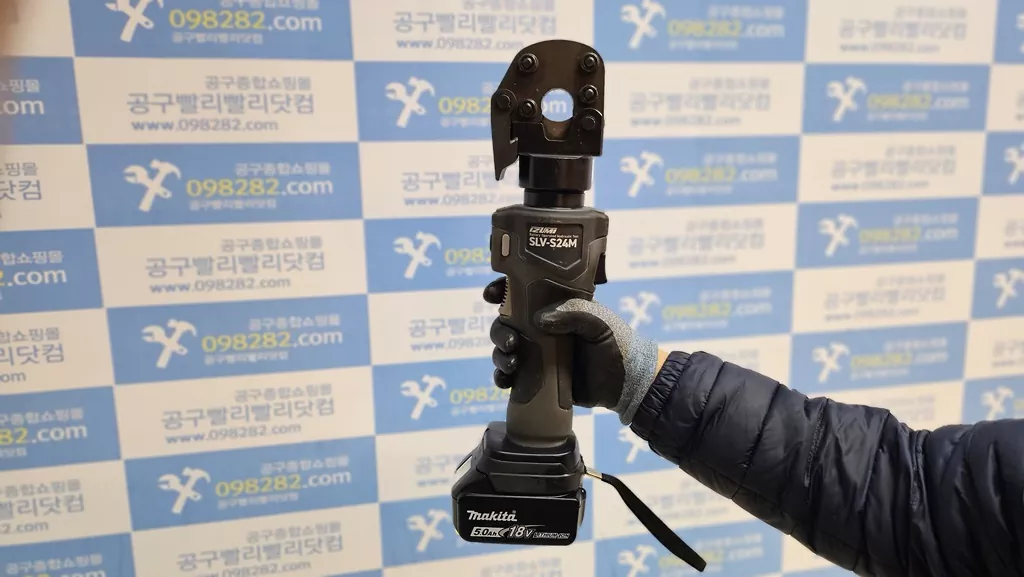 [안정적인 한 손 그립감] 슬림한 일자형 바디로 설계되어 작업자가 한 손으로 그립을 쥐고 조작하기 매우 편리