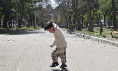 사내아이가 날뛰는 사진