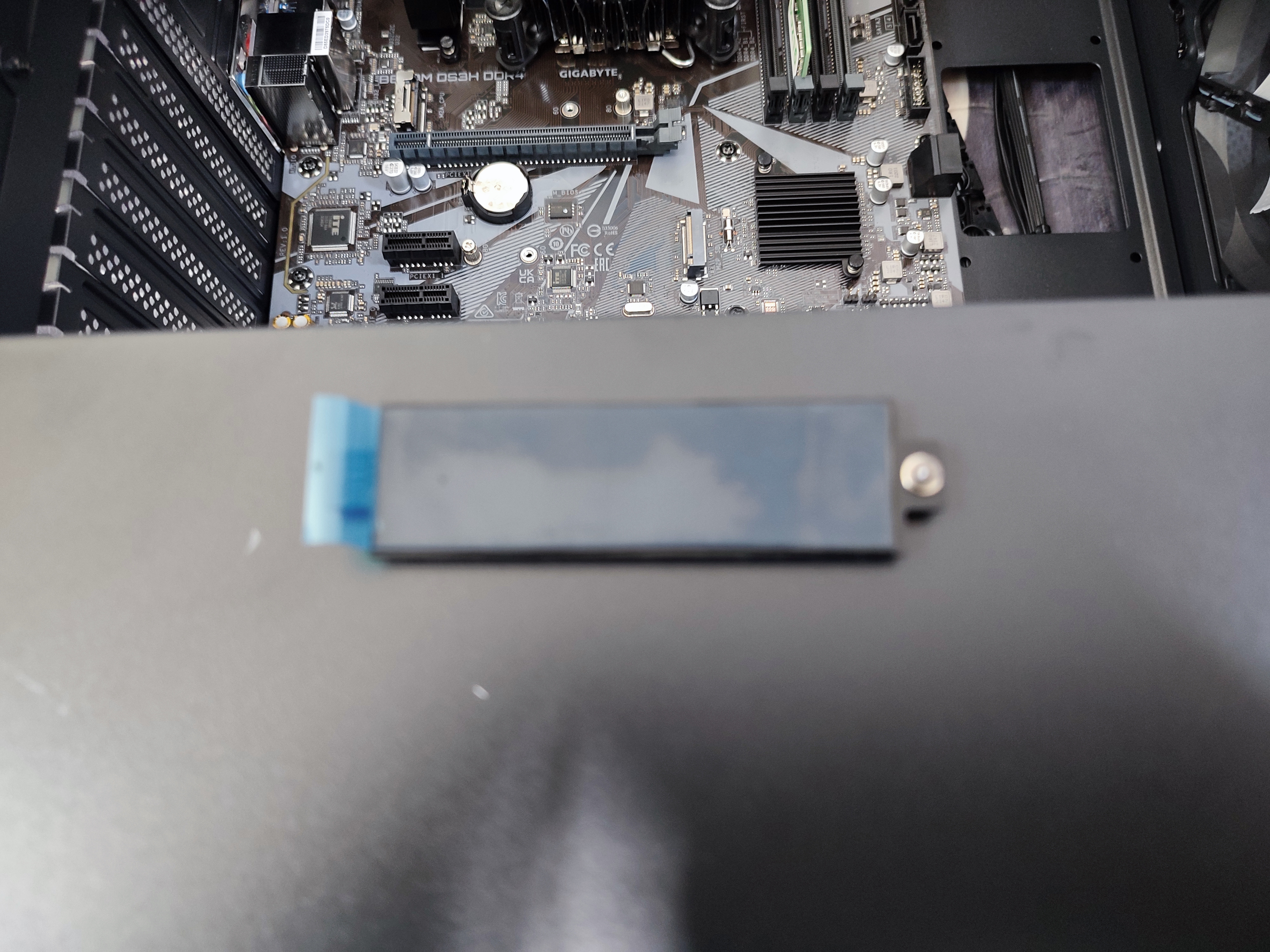 M.2 SSD 슬롯을 열어서 M.2 SSD를 장착해보고 있습니다.