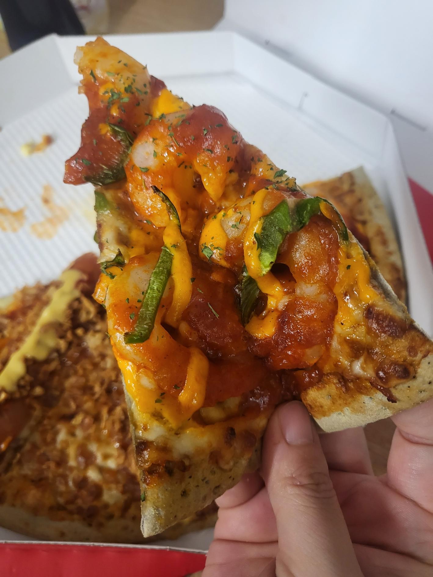 먹음직 스러운 쉬림프 피자 한조각