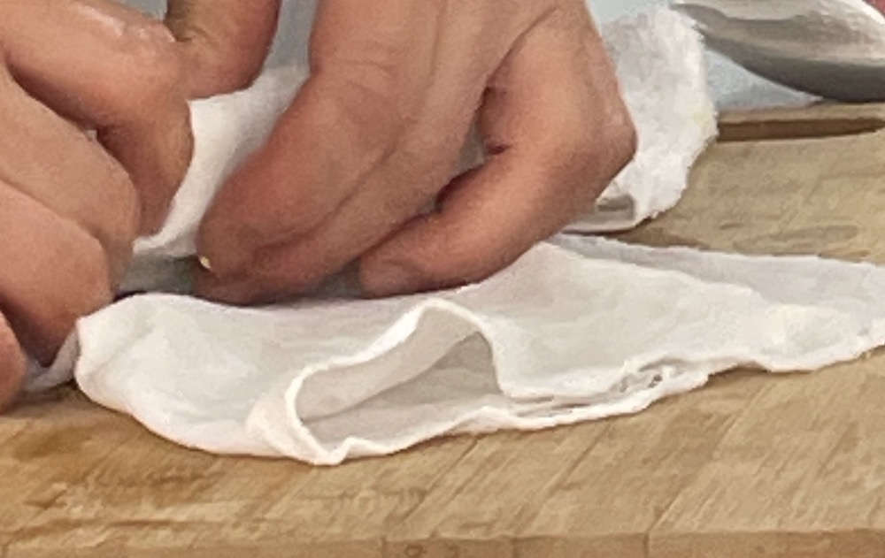 한식조리기능사 실기시험 준비 - 미나리강회 - 편육 면포로 감아 모양 잡으며 식히기