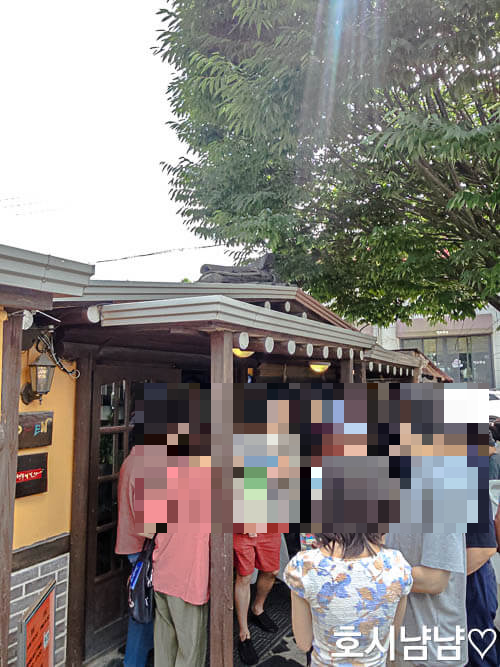 몽촌토성 현관앞에 웨이팅하고 기다리는 사람들