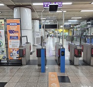 지하철역 개찰구와 태그리스 게이트 안내 표시