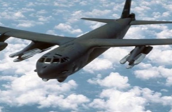 미국의 전략폭격기 B-52가 하늘을 날고 있다