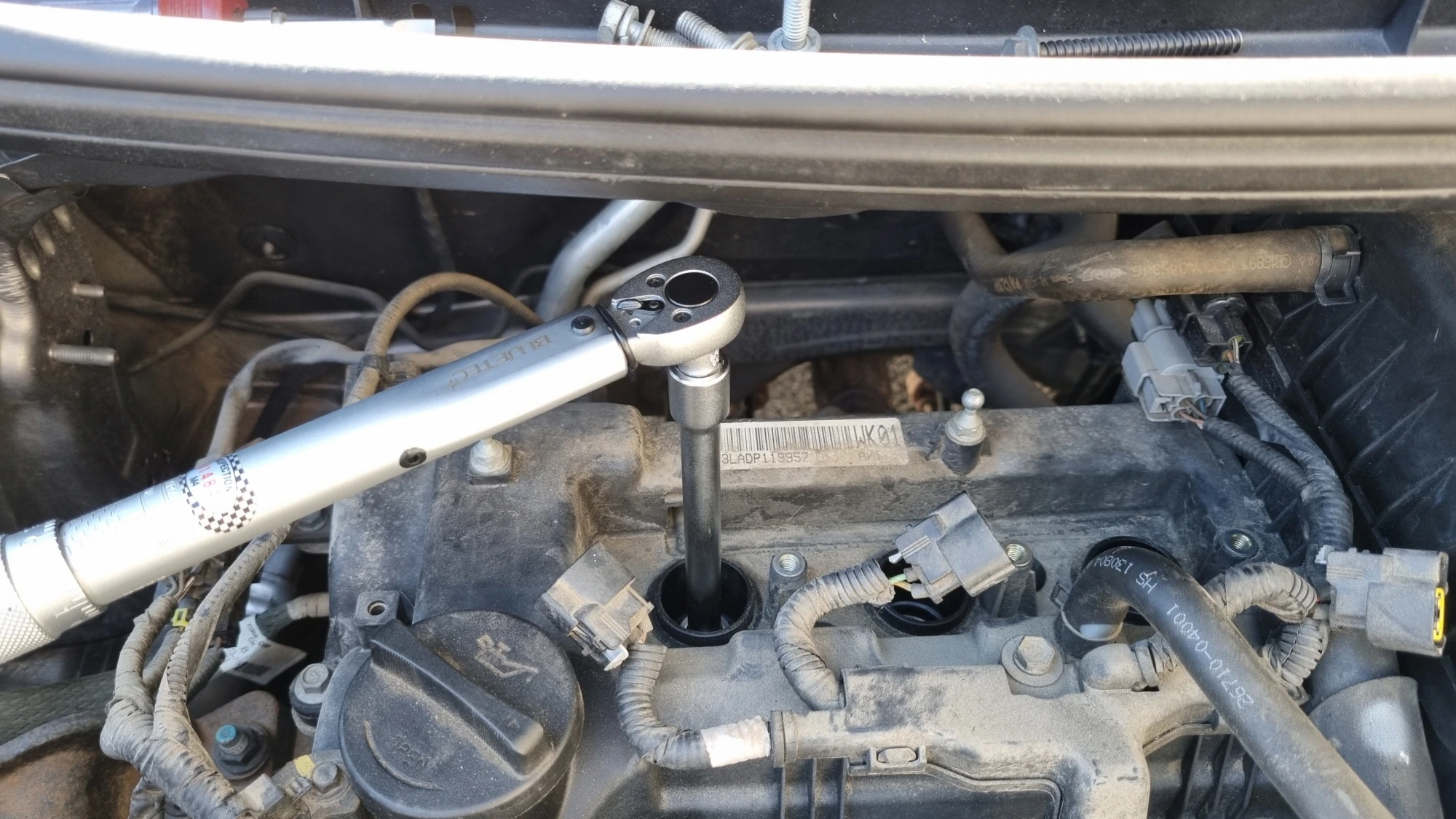 점화플러그 푸는 모습