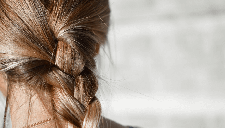 머리카락을 아름답게 치장하고 있는 여자