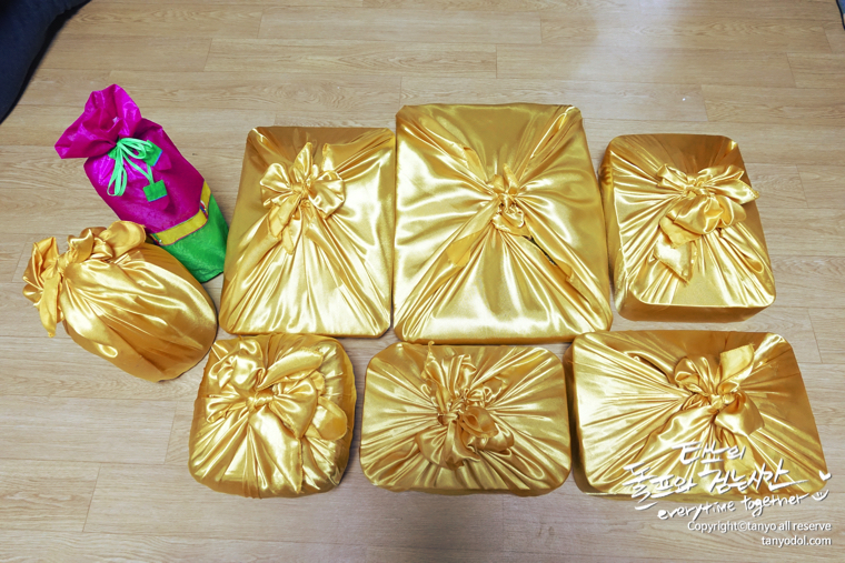 타뇨의셀프웨딩 타뇨 돌프 타뇨의돌프와걷는시간 부케 부토니에 목화부케 겨울부케 겨울결혼식 결혼식 한복드레스 한복 웨딩드레스 한복웨딩드레스 웨딩족두리 셀프웨딩 결혼준비 셀프웨딩메이크업 셀프웨딩헤어 웨딩브로치 면사포 쪽머리 다음블로거 구글애드센스 구글블로거 티스토리 파워블로그 이바지음식 답바지음식 전굽기 예쁜전 모듬전 자매전집 고기산적꼬치 깻잎완자전 표고완자전 버섯전 호박완자전