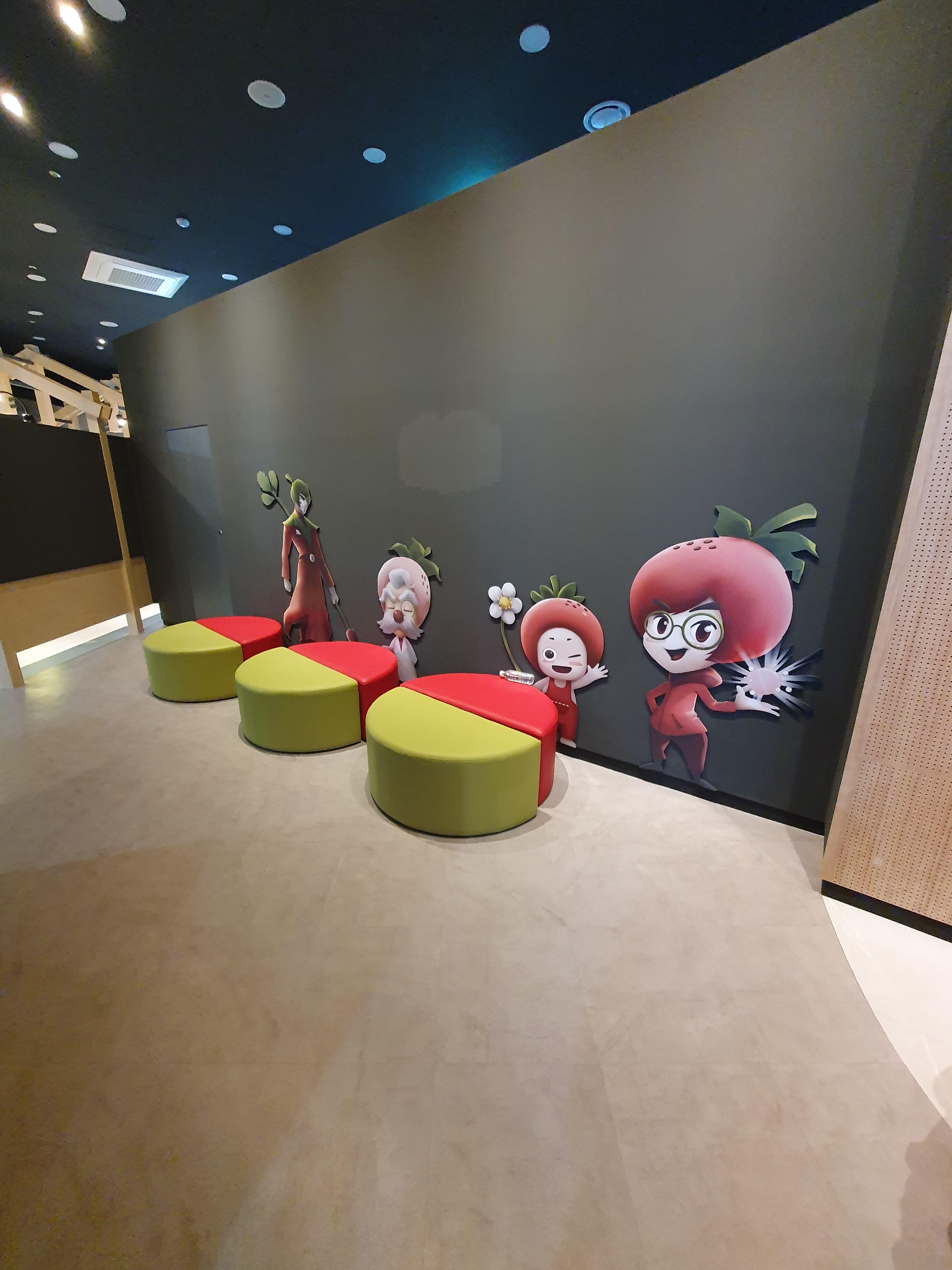 논산 딸기테마관 딸기 캐릭터 및 의자