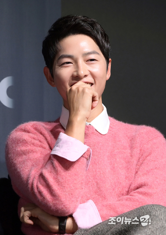 배우 송중기가 17일 오후 서울 여의도동 페어몬트 엠버서더호텔에서 열린 JTBC 새 금토일 드라마 &#39;재벌집 막내아들&#39; 제작발표회에 참석하고 있다. [사진=정소희 기자]