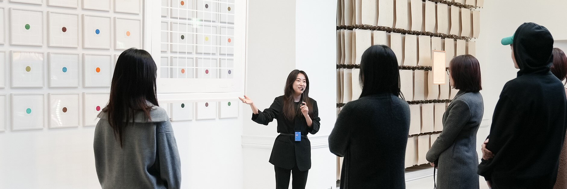 도슨트 설명 모습