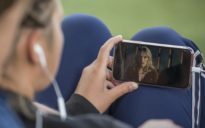 스마트폰으로 영화를 보는장면