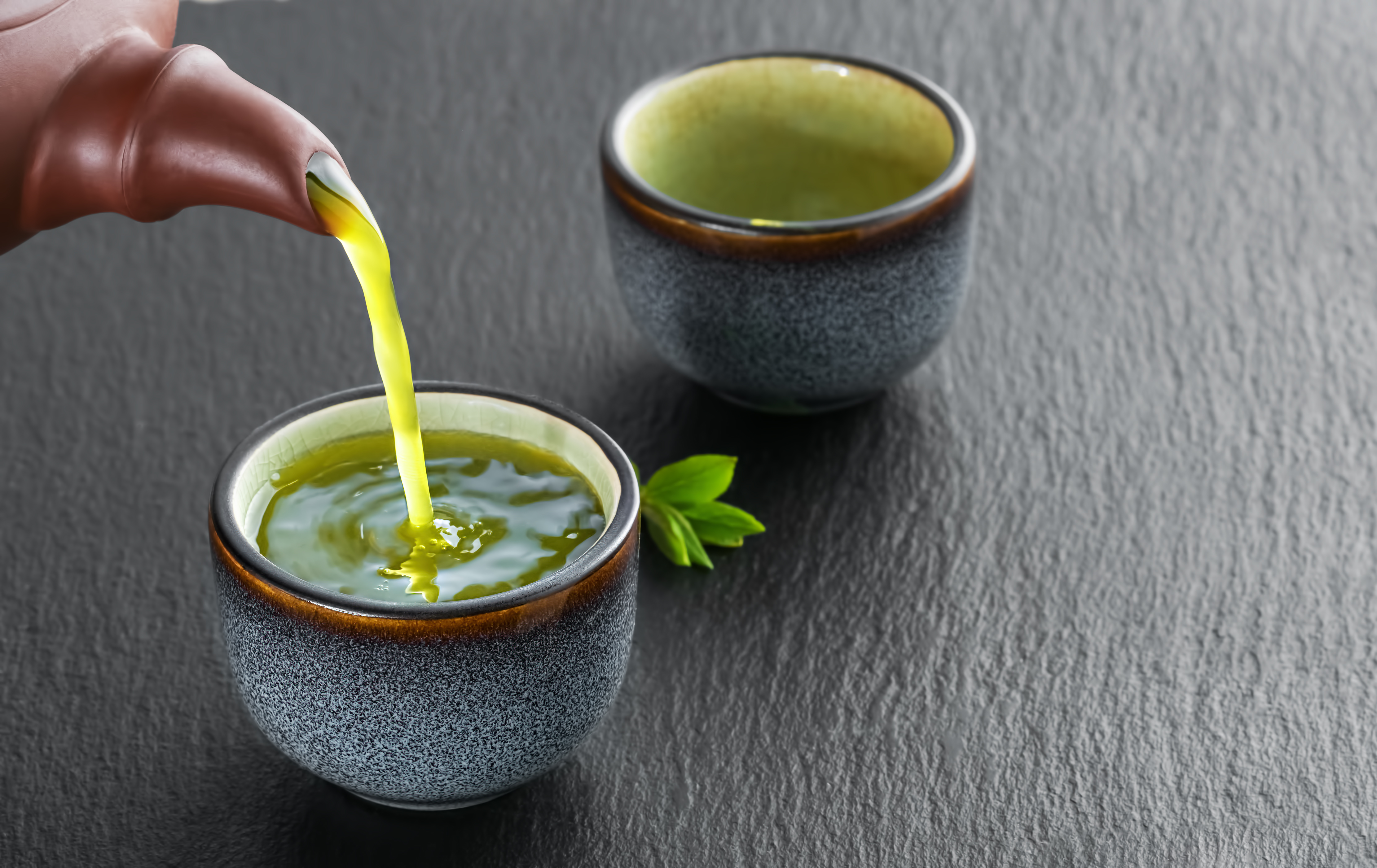 쑥을 뜨거운 물에 넣고 끓여서 마시는 쑥차 사진 - 소음인(少陰人)에게 맞는 음식
