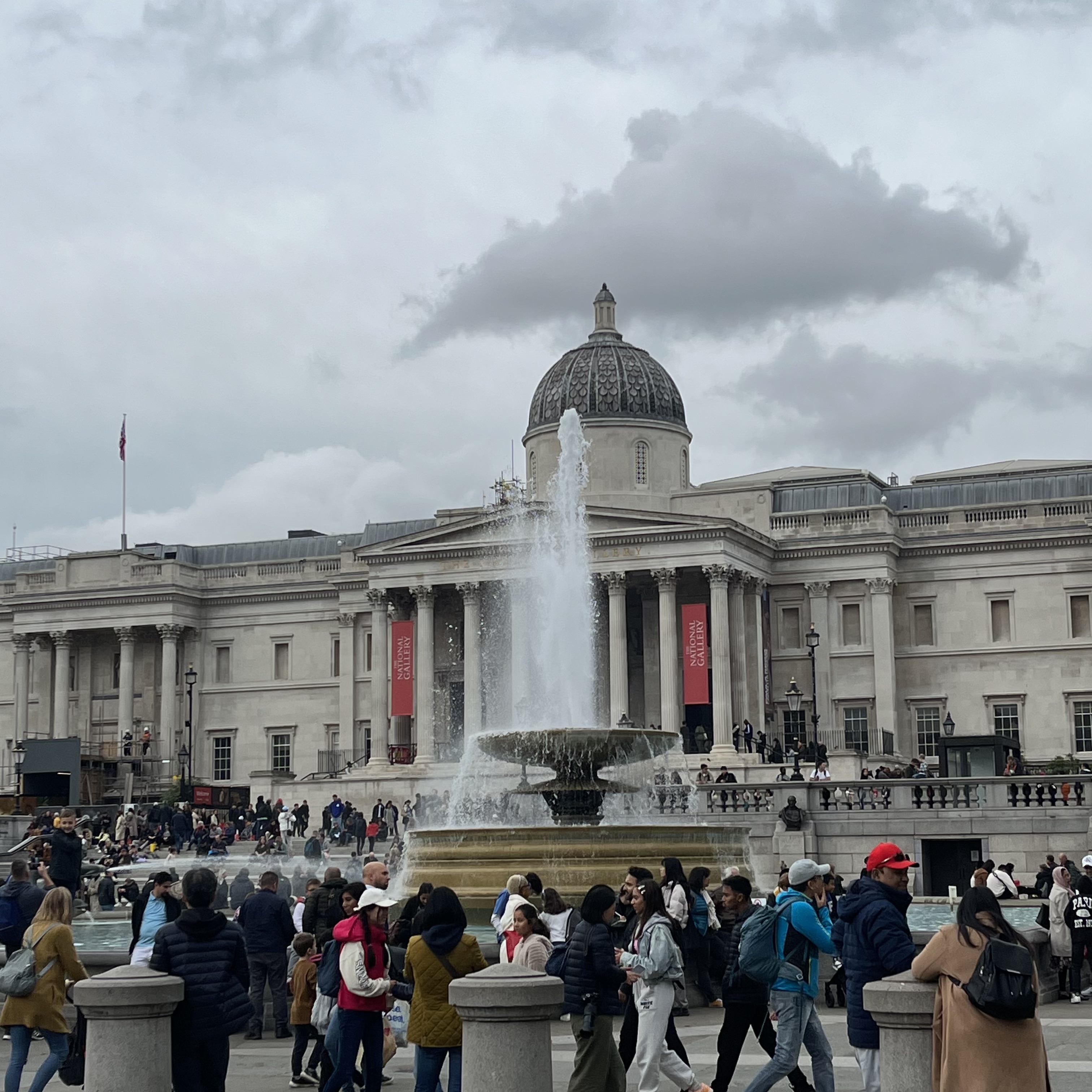 트라팔가 광장에서 봐라 본 런던 내셔널 갤러리