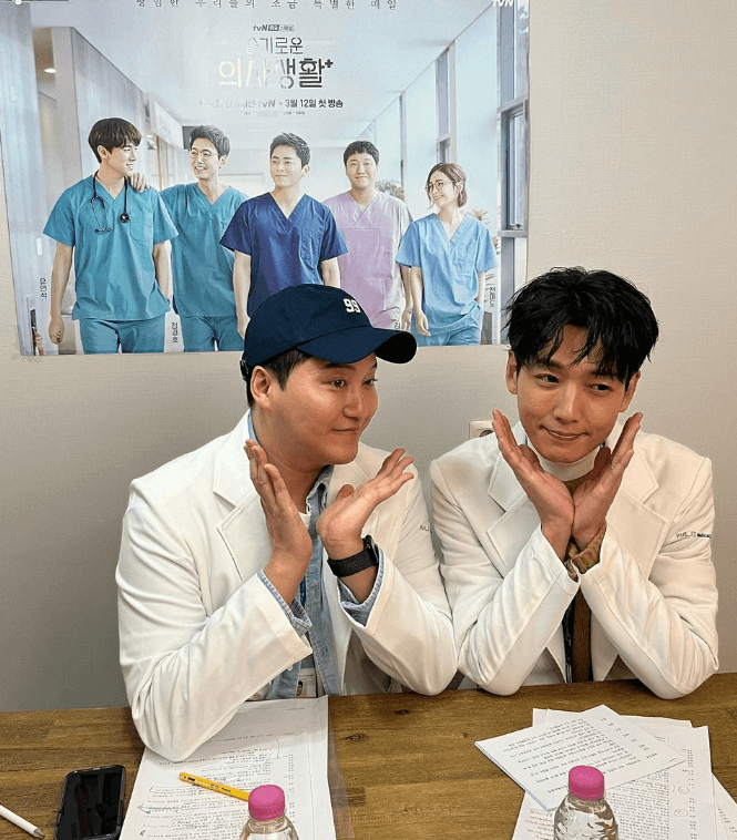 배우-김대명과-정경호-꽃받침하는-사진