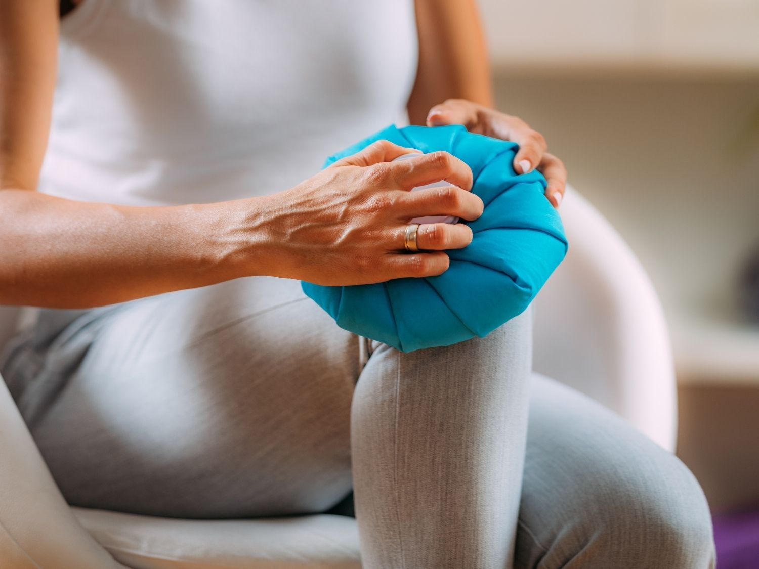 무릎 찜질 하는 법