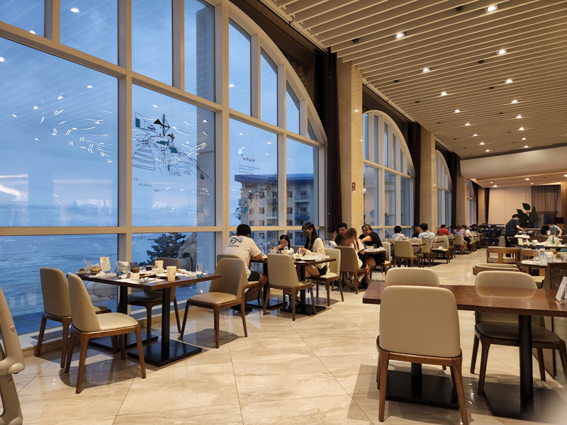 통창으로_바다가_보이는_실내