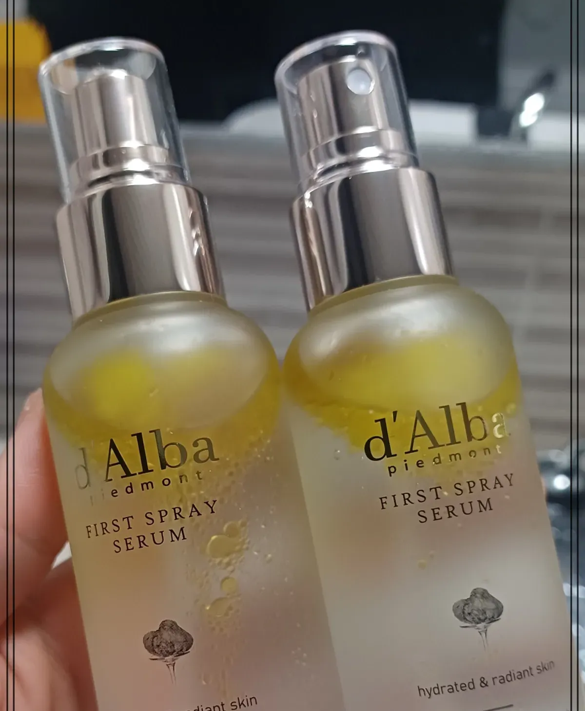 손에-들고-있는-두-개의-달바-미스트-세럼-제품-병-속에-층이-나뉘어-보이는-이중-구조-세럼이-담겨-있음