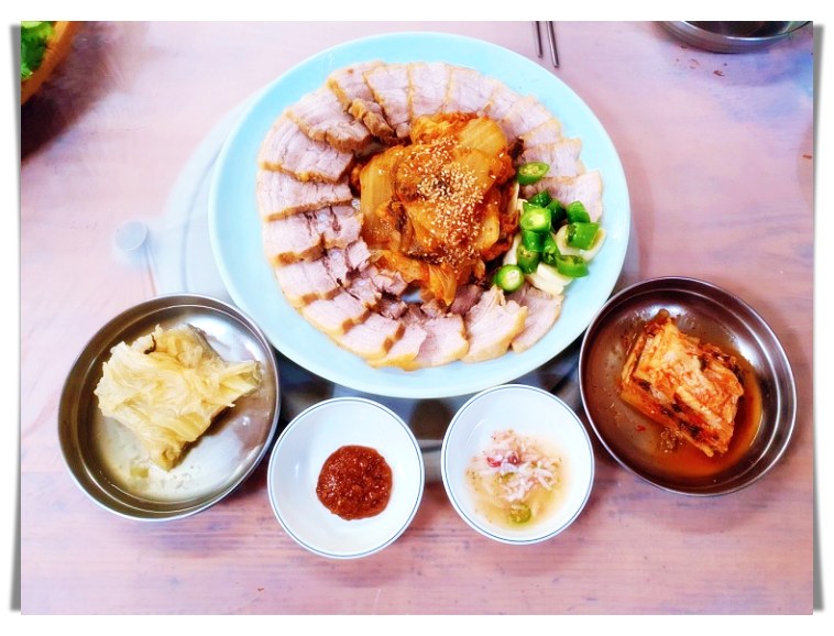 어서와-한국음처음이지-강원-홍천-수육-보쌈-감자전-막국수-맛집-소개