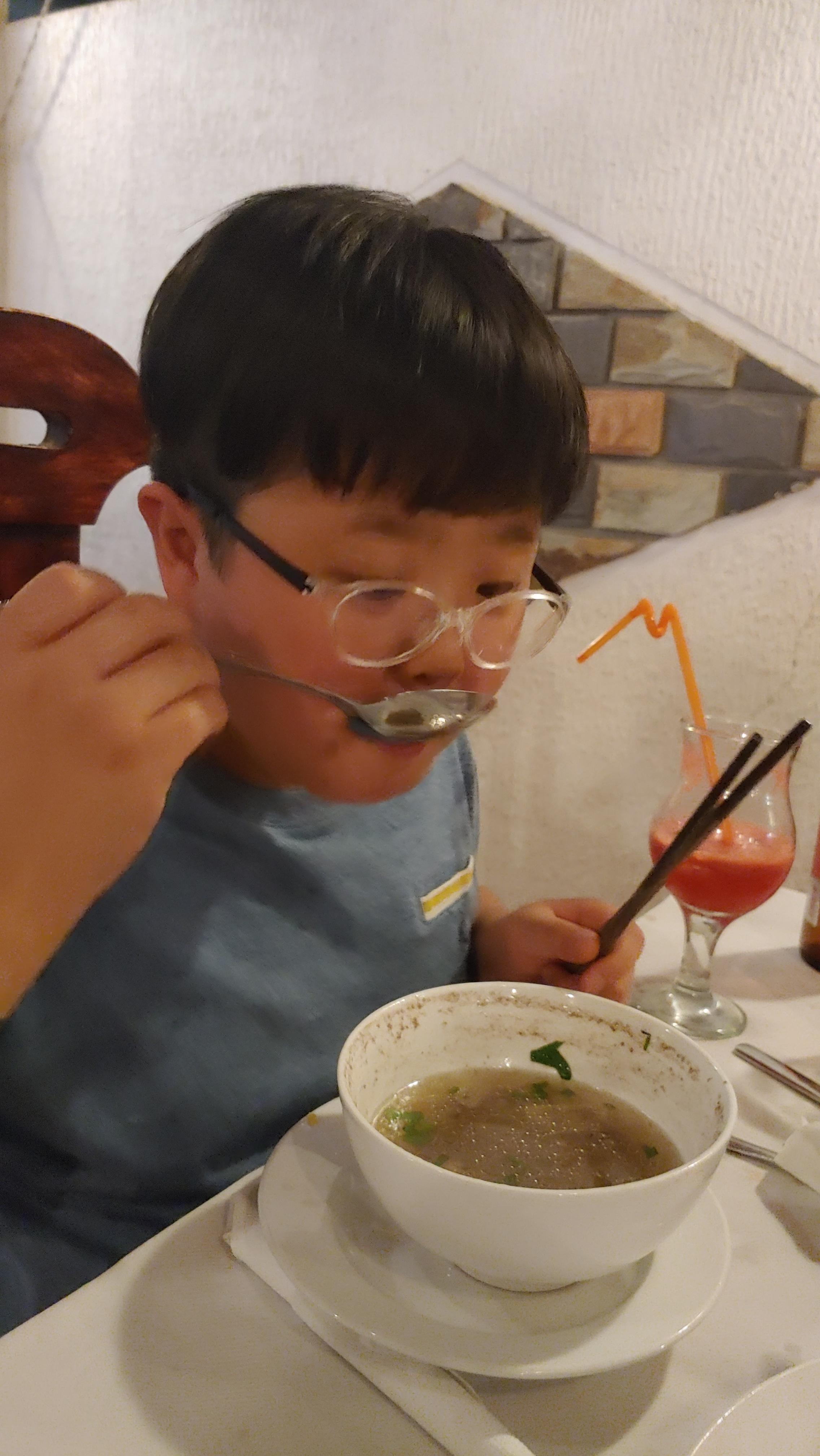 쌀국수 한그릇을 다 비운 소년