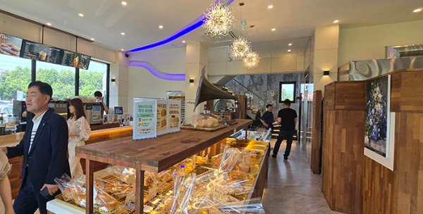 빵 진열대와 내부 전경