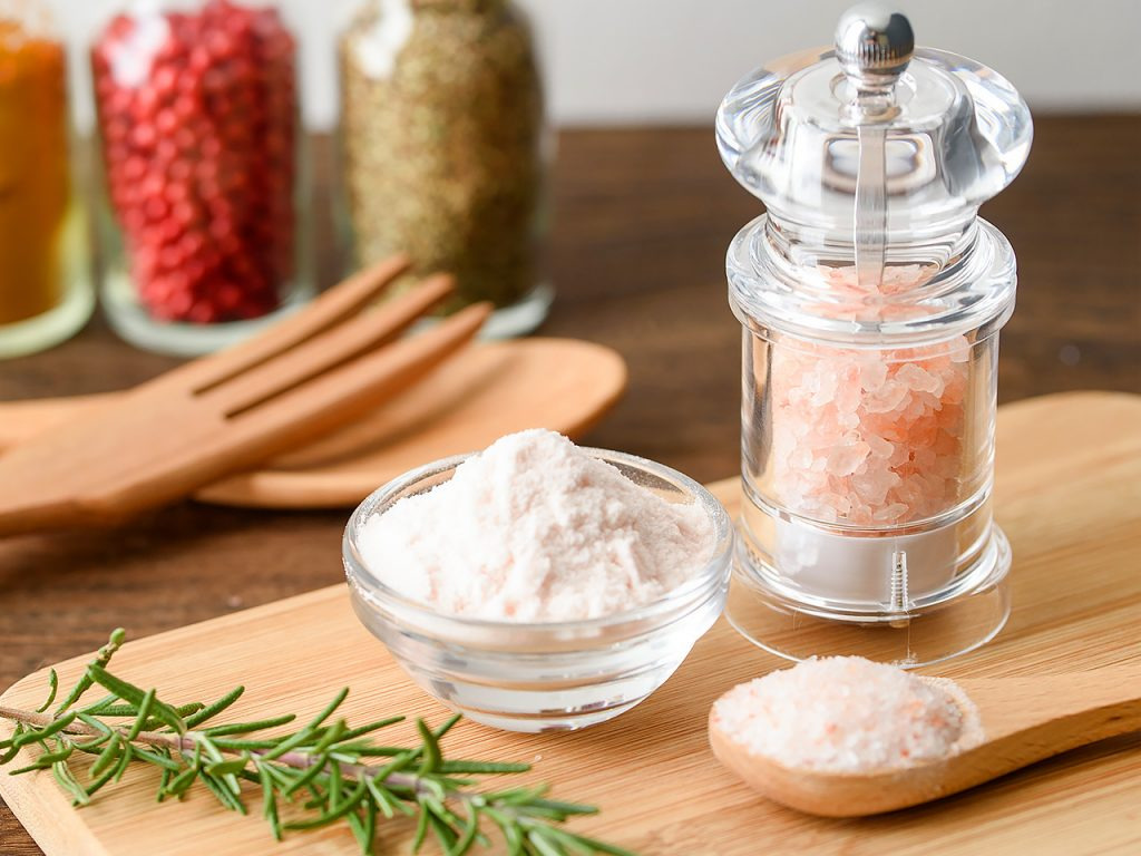 정제염과 히말라야 핑크 소금