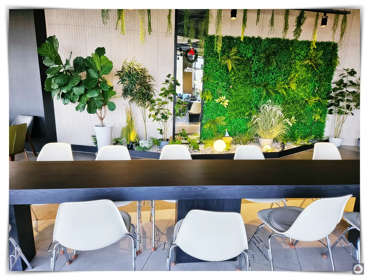 고스고스-카페-단체석-인테리어