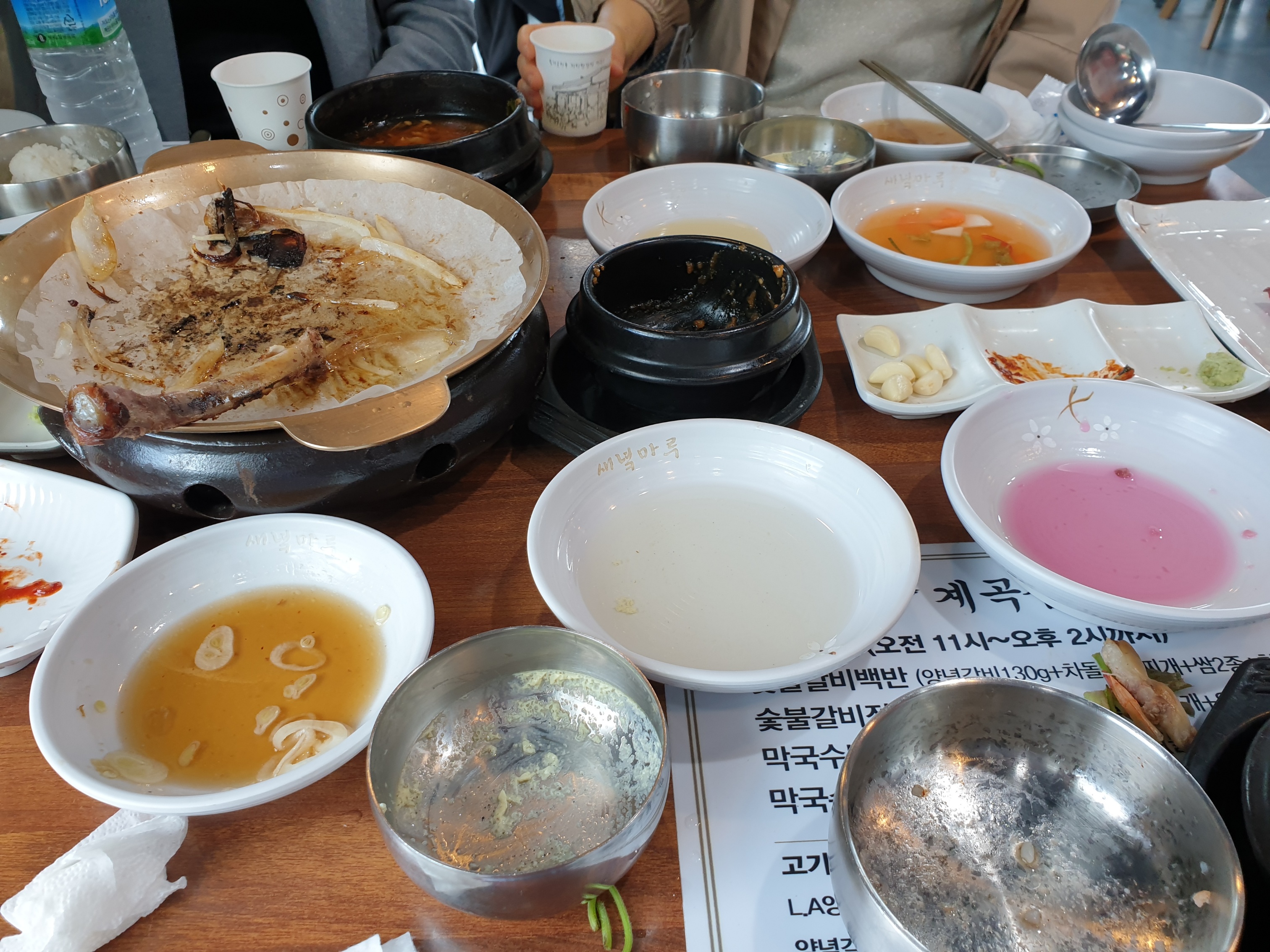 빈 접시들