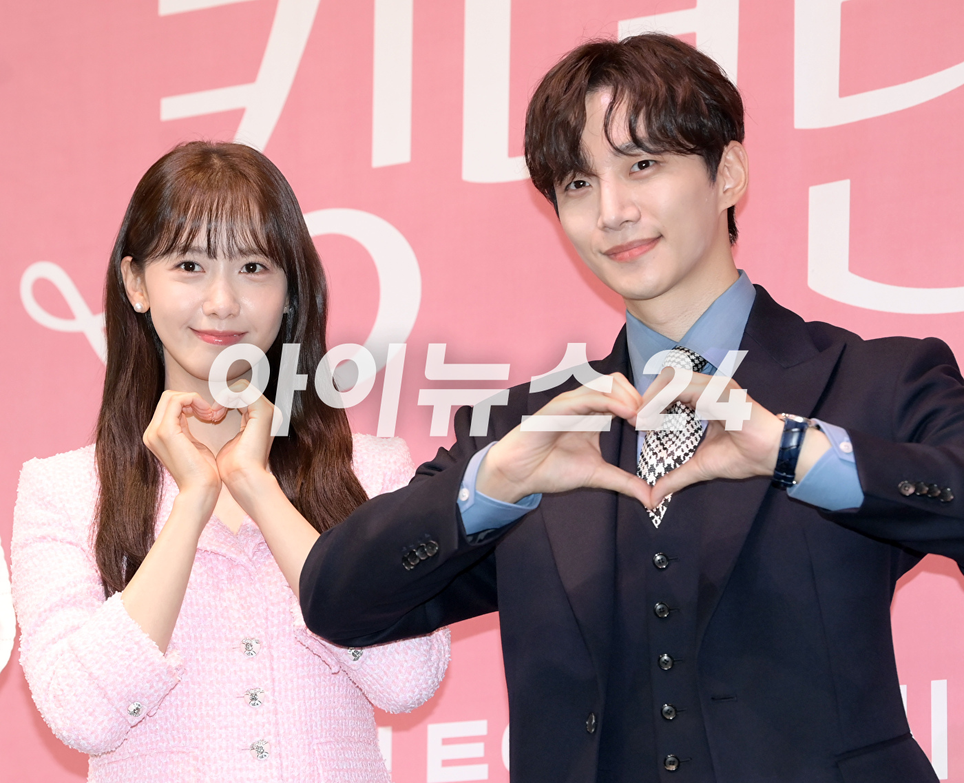 배우 임윤아와 이준호가 15일 오후 서울 구로구 신도림동 라마다서울신도림호텔에서 열린 JTBC 새 토일드라마 '킹더랜드' 제작발표회에 참석하고 있다. [사진=정소희 기자]