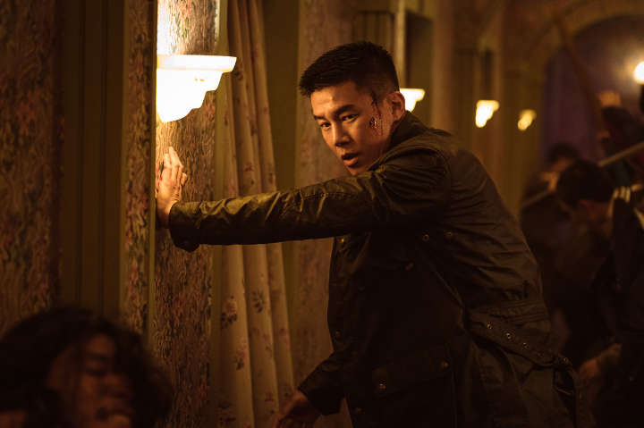 머리를맞고서있는김무열