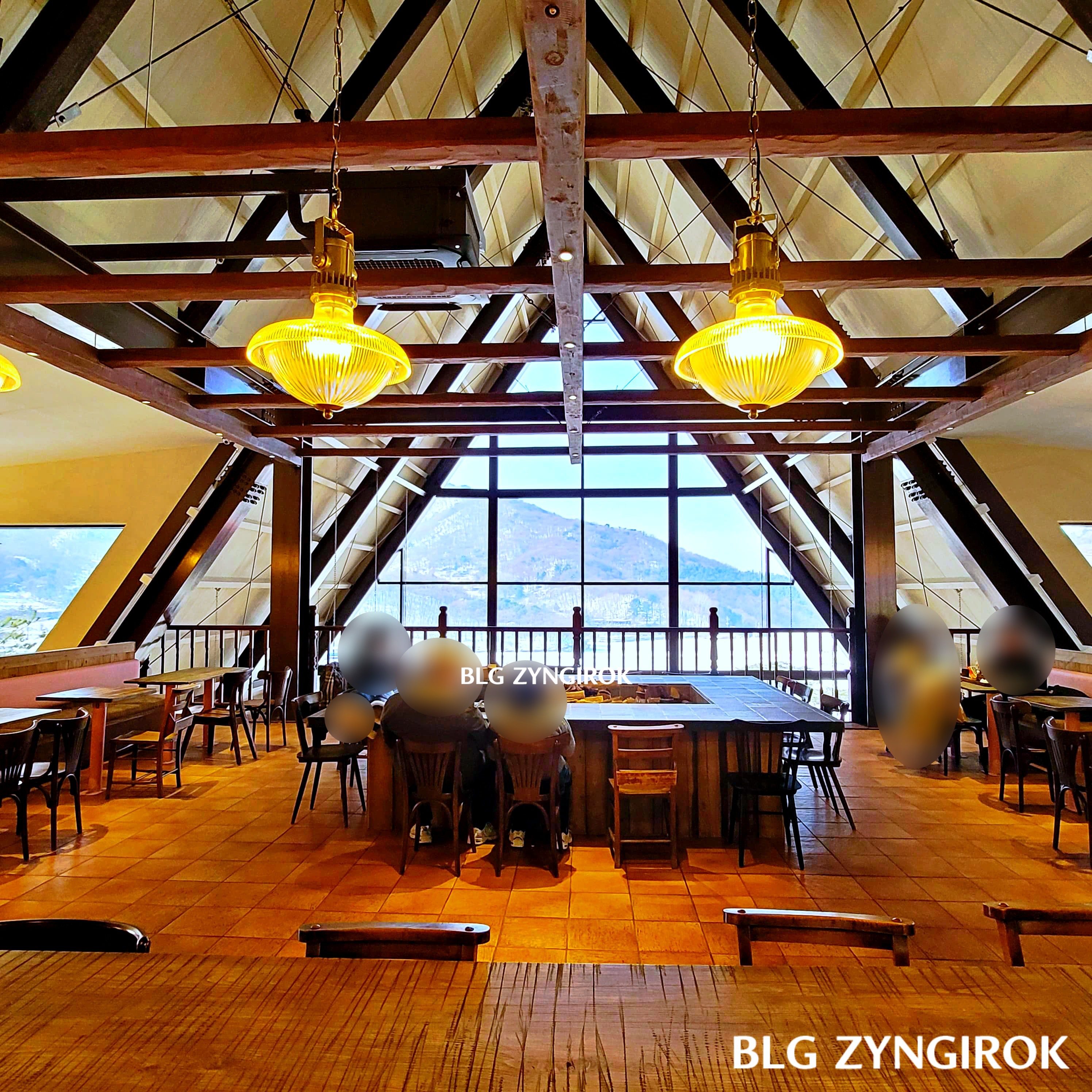 양주 카페 럿지 LODGE 2층 전경 모습이다.