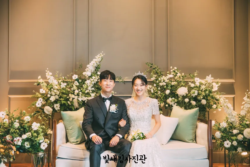 신부대기실 신랑신부 앉아서