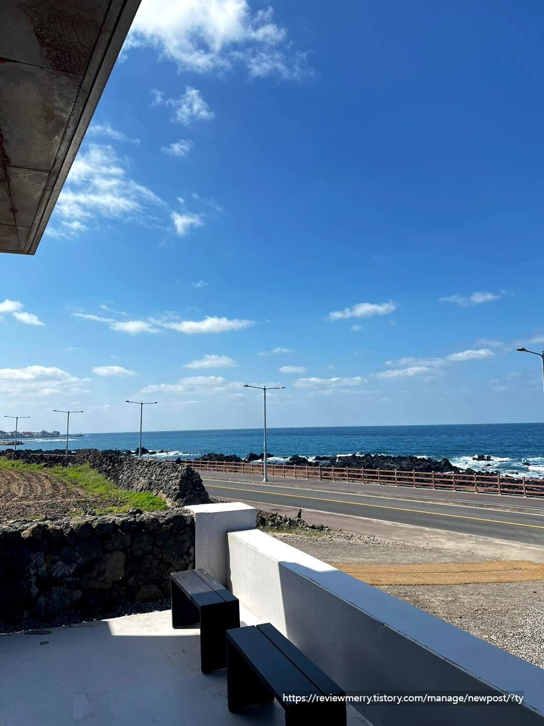 입구 앞 테이블