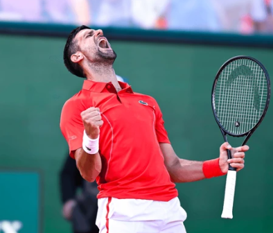 노박 조코비치가 경기 승리 후 포효하는 사진