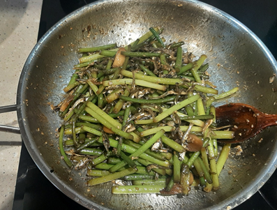 봄철 입맛 살려주는 마늘종무침
