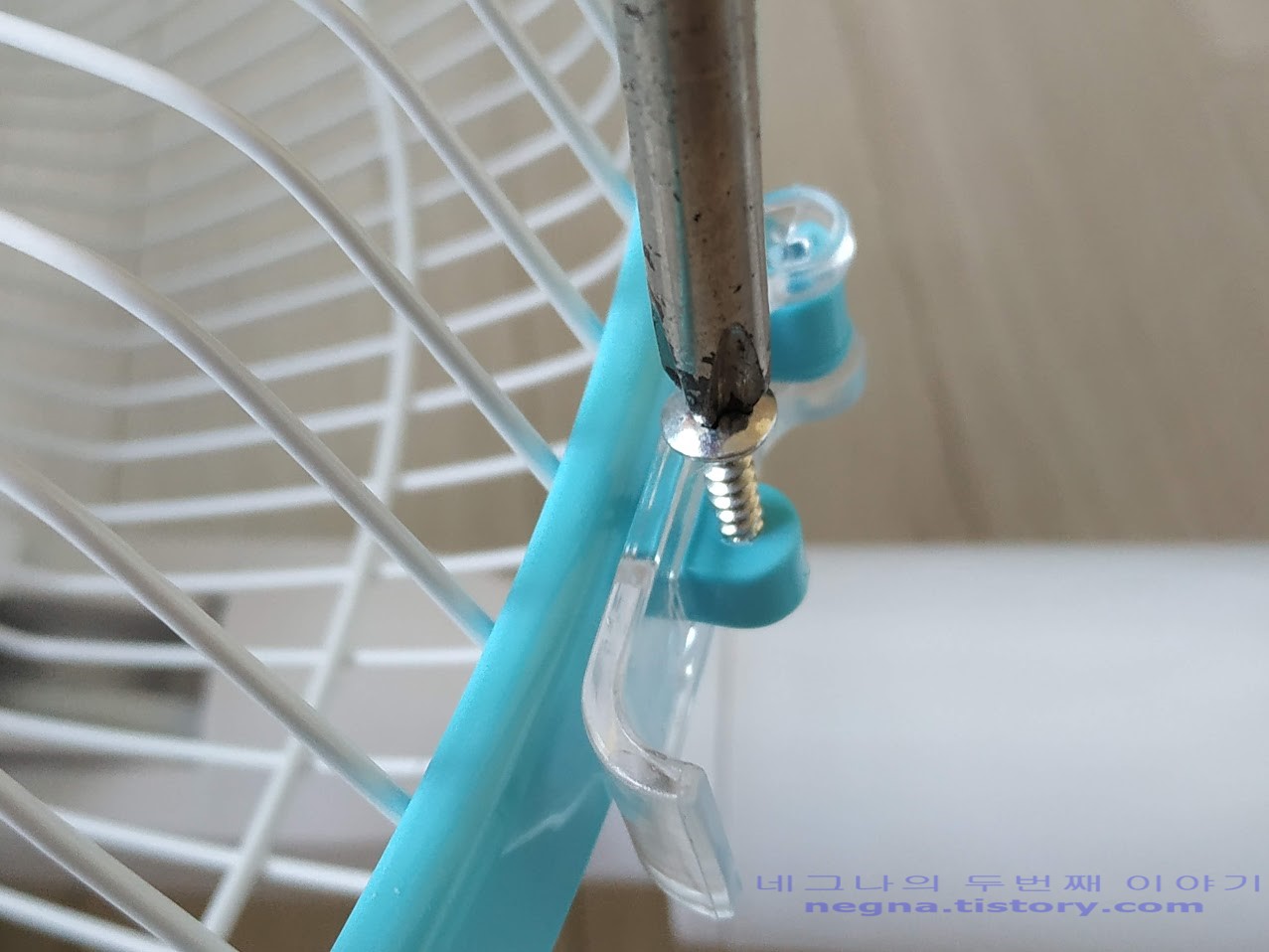 드라이버로 나사 조이기.