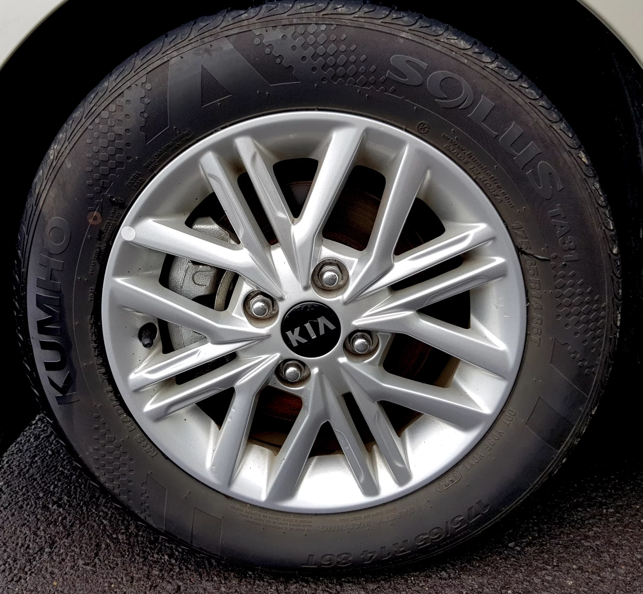 타이어 공기압과 휠 스크래치 정밀 점검 사진.