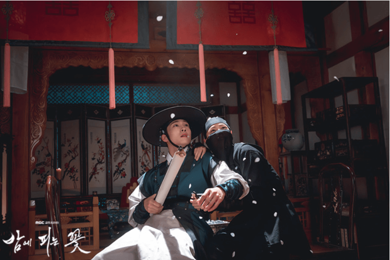 밤에 피는 꽃 꽃잎을 발견한 수호와 여화