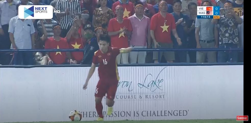 박항서호, 베트남 말레이시아 축구 프리킥하는 모습