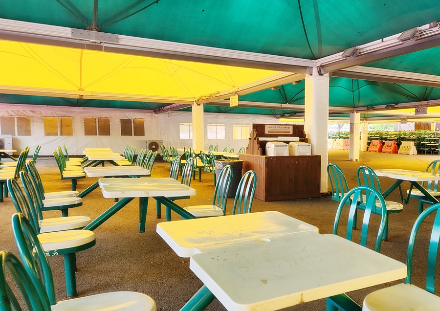 매표소에서 왼쪽 편에 자리한 음식물을 먹을 수 있도록 조성된곳