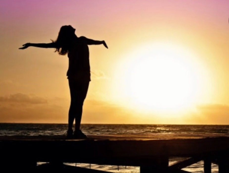 해변에서 썬셋을즐기며 두팔벌린 여인사진